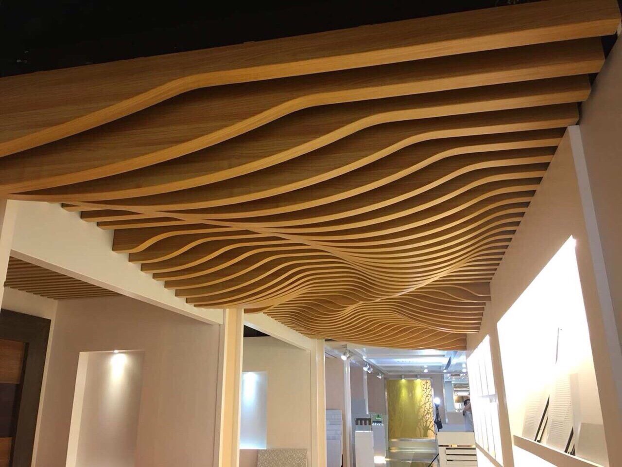 Lam nhôm làm trần nhà rất độc đáo